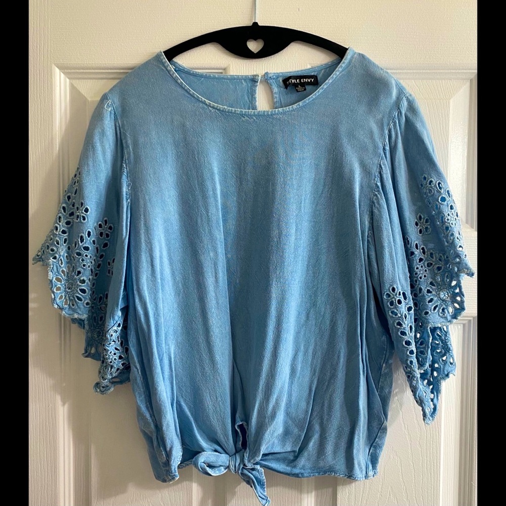 Women’s Blue Jean-Flower Blouse-LARGE-***NEVER WORN***